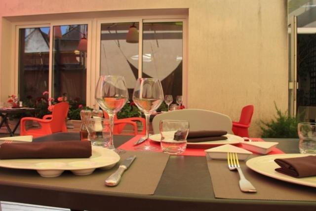 Logis Hotel De France Restaurant Le Lucullus Montmorillon Dış mekan fotoğraf